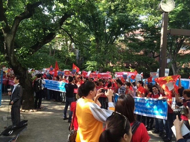 Người Việt tại Nhật phản đối trước Sứ quán Trung Quốc ảnh 14