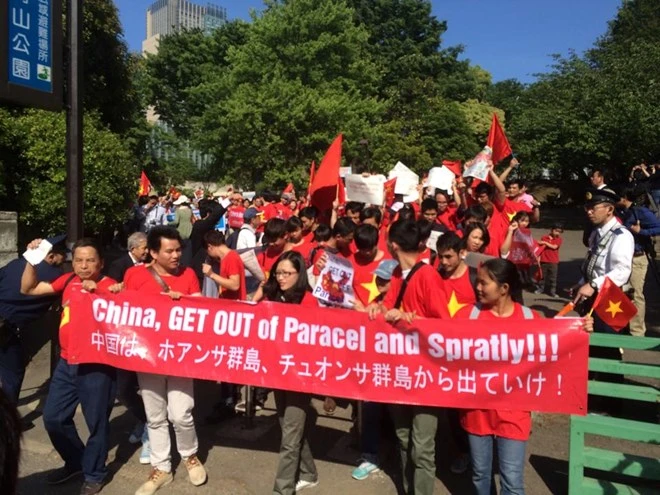 Người Việt tại Nhật phản đối trước Sứ quán Trung Quốc ảnh 8