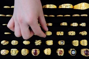 Tại cửa hàng bán đồ trang sức bằng vàng ở Seoul, Hàn Quốc. (Nguồn: AFP/TTXVN)