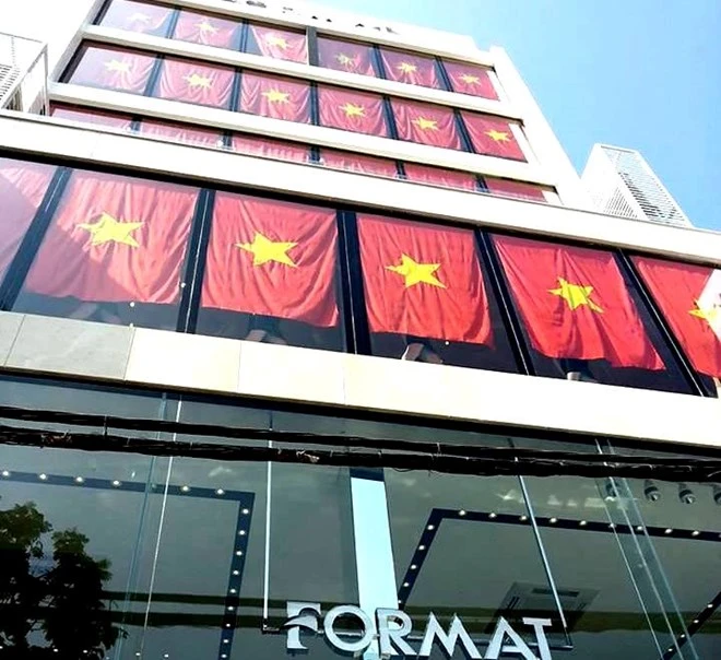 Các cửa hàng Format phủ kín cờ Tổ quốc: Cư dân mạng cảm động