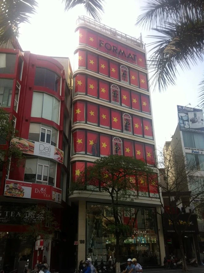 Phủ kín cờ Tổ quốc: Các cửa hàng Format khiến cư dân mạng cảm động ảnh 3