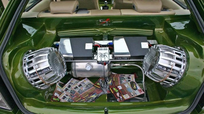 Nguy cơ chập điện, cháy xe khi sử dụng thiết bị bừa bãi trên ô tô