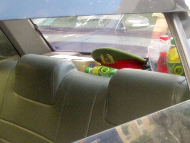 CSGT xử lý việc "trưng" mũ cảnh sát trên xế hộp làm "ngáo ộp" thế nào? ảnh 1