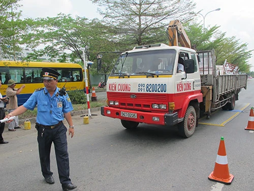 Thanh tra giao thông TP HCM làm nhiệm vụ trên đại lộ Nguyễn Văn Linh Ảnh: Thu Hồng
