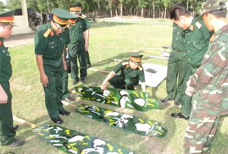Thượng tướng Trương Quang Khánh kiểm tra VKTBKT trên xe Kiểm tra kết quả bắn Thượng tướng Trương Quang Khánh góp ý về VKTBKT sau bắn thử nghiệm Thượng tướng Trương Quang Khánh kiểm tra VKTBKT trên xe Kiểm tra kết quả bắn Thượng tướng Trương Quang Khánh góp ý về VKTBKT sau bắn thử nghiệm