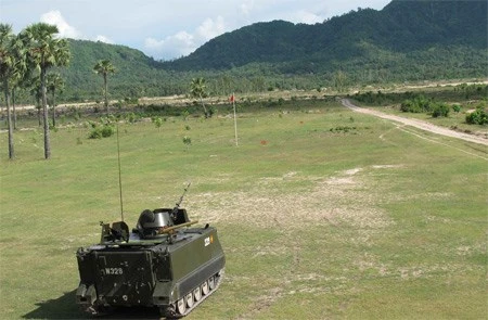 Kíp xe tiến vào vị trí bắn. Kíp xe tiến vào vị trí bắn.