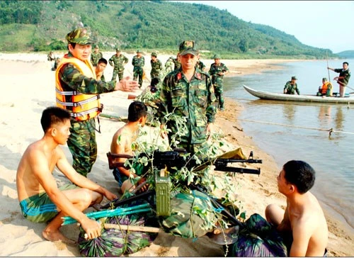 Đại tá Nguyễn Ngọc Cả (mặc áo phao) kiểm tra bộ đội chuẩn bị vượt sông Đại tá Nguyễn Ngọc Cả (mặc áo phao) kiểm tra bộ đội chuẩn bị vượt sông