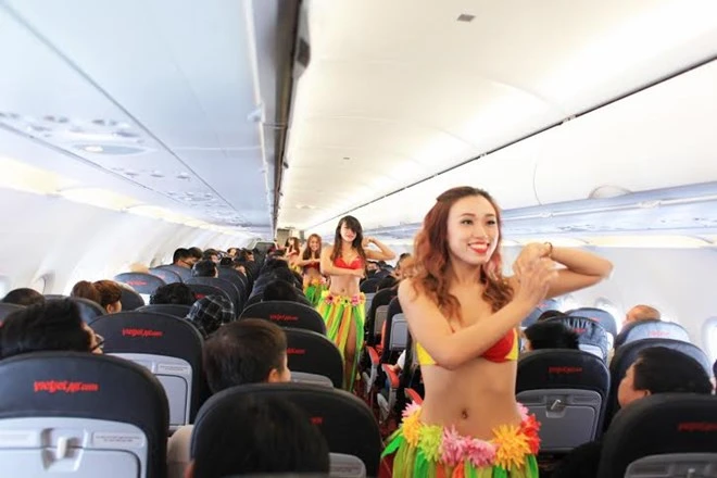 Nữ tiếp viên VietJet lại múa sexy bikini trên máy bay ảnh 2