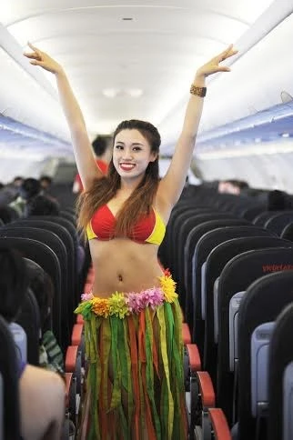 Nữ tiếp viên VietJet lại múa sexy bikini trên máy bay ảnh 5