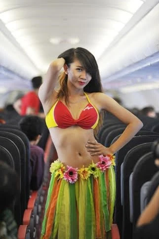 Nữ tiếp viên VietJet lại múa sexy bikini trên máy bay ảnh 6