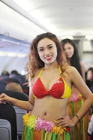 Nữ tiếp viên VietJet lại múa sexy bikini trên máy bay ảnh 7