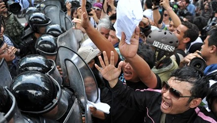 Binh lính Thái Lan chặn cuộc tuần hành chống đảo chính hôm 24-5. Ảnh: AOL