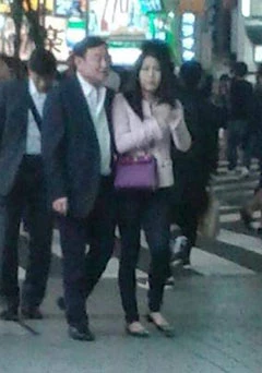 Cựu Thủ tướng Thaksin đi dạo cùng một phụ nữ tại Tokyo. Ảnh: Bangkok Post