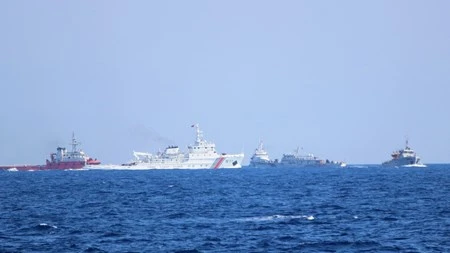 Tàu kiểm ngư HP 51 ‘khiêu vũ giữa bầy sói’ ảnh 1