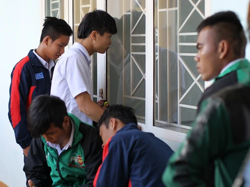 Công Phượng và đồng đội chờ vào phòng thi