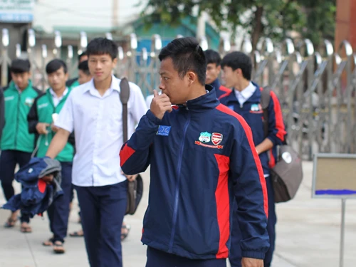 Ksor Úc hào hứng vào phòng thi