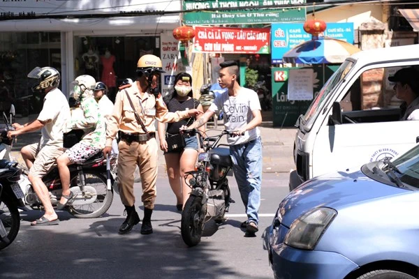Hà Nội ra quân xử lý, nhắc nhở người dân đăng ký xe máy điện ảnh 4