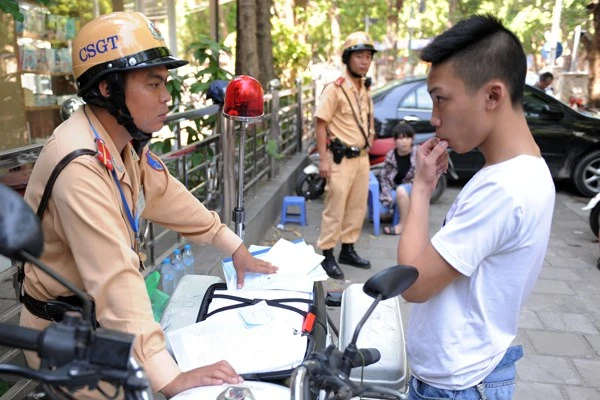 Hà Nội ra quân xử lý, nhắc nhở người dân đăng ký xe máy điện ảnh 9