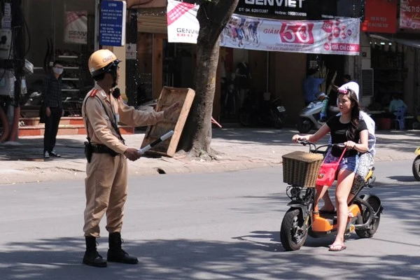 Hà Nội ra quân xử lý, nhắc nhở người dân đăng ký xe máy điện ảnh 5