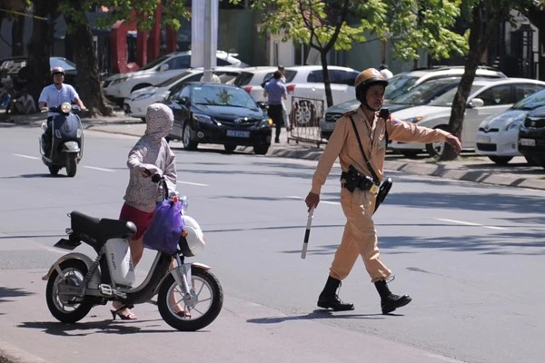 Hà Nội ra quân xử lý, nhắc nhở người dân đăng ký xe máy điện ảnh 7