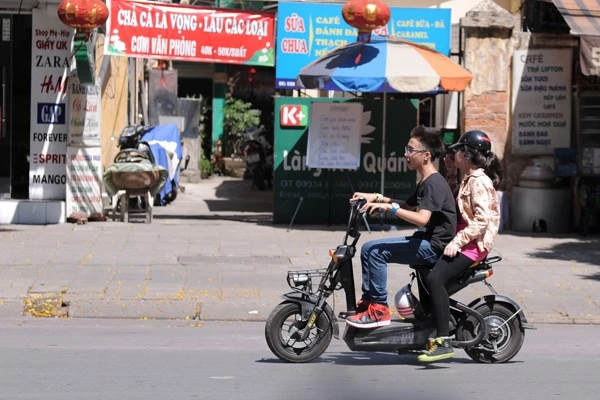 Hà Nội ra quân xử lý, nhắc nhở người dân đăng ký xe máy điện ảnh 1