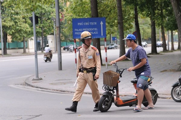 Hà Nội ra quân xử lý, nhắc nhở người dân đăng ký xe máy điện ảnh 6