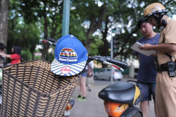 Hà Nội ra quân xử lý, nhắc nhở người dân đăng ký xe máy điện ảnh 8