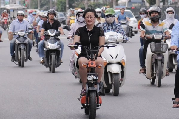 Hà Nội ra quân xử lý, nhắc nhở người dân đăng ký xe máy điện ảnh 2