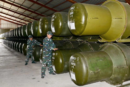 Đạn được bảo quản, sắp đặt ngăn nắp trong kho.