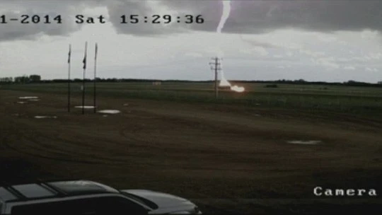 Sét đánh xe tải bốc cháy kinh hoàng trên đường