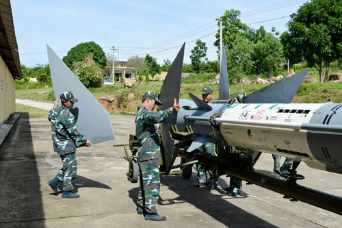 Huấn luyện dây chuyền sản xuất đạn Tên lửa C75 ở Trung đoàn 274