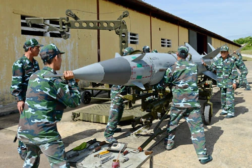 Huấn luyện dây chuyền sản xuất đạn Tên lửa C75 ở Trung đoàn 274