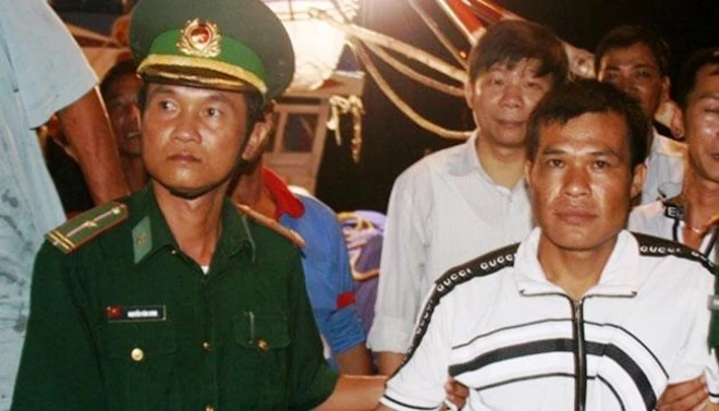 Trịnh Tổ Ba (ngư dân Trung Quốc) rơi xuống biển được ngư dân Việt Nam cứu sống đưa vào bờ an toàn.