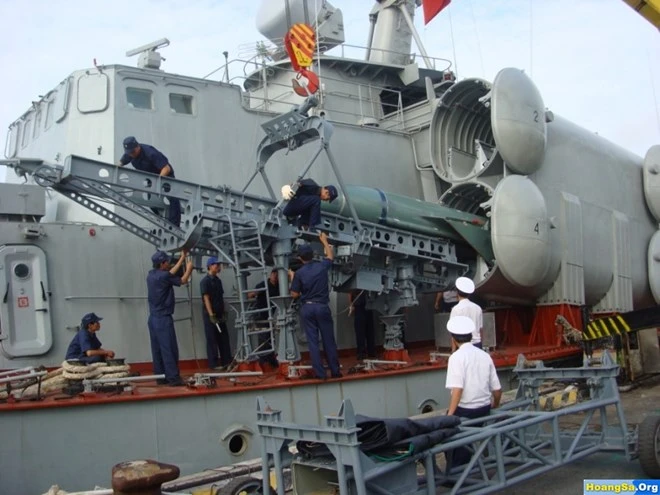 Thực hành lắp ráp vũ khí trên tàu tên lửa của hải quân nhân dân Việt Nam.