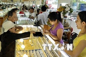 Giao dịch vàng miếng tại thị trường Thành phố Hồ Chí Minh (Ảnh: TTXVN)