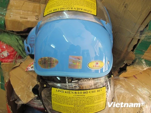 Phạt người đội mũ bảo hiểm không đúng quy cách từ ngày 1/7 ảnh 1