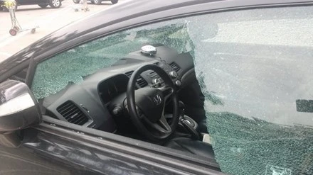 Phần kính ô tô bị vỡ 