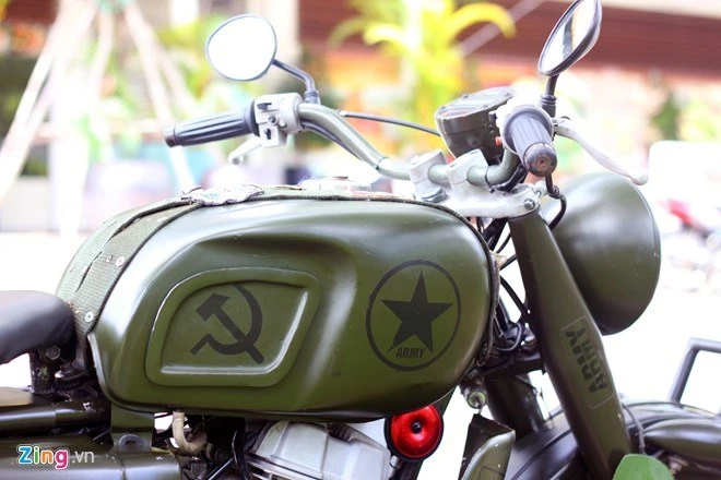Chiếc Honda CD độ kì công từ chất liệu xe tăng và súng cối ảnh 10