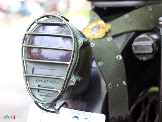Chiếc Honda CD độ kì công từ chất liệu xe tăng và súng cối ảnh 13