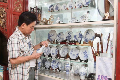 Ông Hoàng Văn Cường đang lưu giữ nhiều cổ vật từng được sử dụng trong cung vua triều Nguyễn