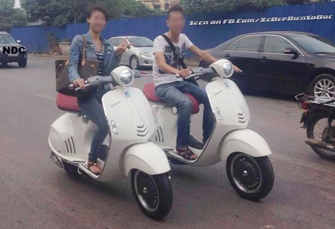 Hình ảnh đôi nam nữ lái cặp Vespa 946 đắt tiền không đội mũ bảo hiểm đang gây sốt cộng đồng mạng. Ảnh: Xedepbiensodoc.