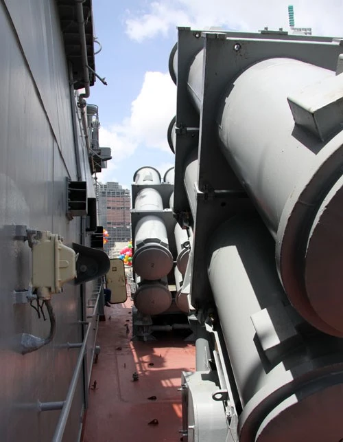 Chương trình đóng tàu 12418 bắt đầu được triển khai từ cuối năm 2009 Tháng 9-2013, chiếc thứ nhất (HQ-377) trong chương trình đóng tàu 12418 được hạ thủy thành công Sau đó, 2 tàu HQ-377 và HQ378 tiến hành bắn thử nghiệm, đạt kết quả cao Hai tàu được trang bị nhiều khí tài hiện đại Sau thời gian chạy thử nghiệm thành công, 2 tàu tên lửa được bàn giao cho Lữ đoàn 167 Các đại biểu cắt băng bàn giao tàu Quang cảnh tại lễ bàn giao tàu Cán bộ, chiến sĩ hai tàu thể hiện quyết tâm trong lễ bàn giao Cán bộ, chiến sĩ Tổng công ty Ba Son tự hào hoàn thành cặp tàu đầu tiên Chuyên gia Nga tặng kỷ niệm chương cho thuyền trưởng tàu HQ-377 Thượng tướng Trương Quang Khánh, Ủy viên Trung ương Đảng, Ủy viên Quân ủy Trung ương, Thứ trưởng Bộ Quốc phòng động viên cán bộ, chiến sĩ tàu HQ-377 và HQ-378 Chiếc thứ 3 (M3) và thứ 4(M4) trong chương trình cũng vừa được hạ thủy, dự kiến bàn giao vào quý 1 năm 2015