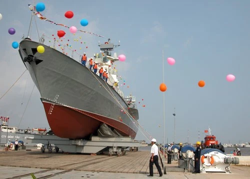 Chương trình đóng tàu 12418 bắt đầu được triển khai từ cuối năm 2009 Tháng 9-2013, chiếc thứ nhất (HQ-377) trong chương trình đóng tàu 12418 được hạ thủy thành công Sau đó, 2 tàu HQ-377 và HQ378 tiến hành bắn thử nghiệm, đạt kết quả cao Hai tàu được trang bị nhiều khí tài hiện đại Sau thời gian chạy thử nghiệm thành công, 2 tàu tên lửa được bàn giao cho Lữ đoàn 167 Các đại biểu cắt băng bàn giao tàu Quang cảnh tại lễ bàn giao tàu Cán bộ, chiến sĩ hai tàu thể hiện quyết tâm trong lễ bàn giao Cán bộ, chiến sĩ Tổng công ty Ba Son tự hào hoàn thành cặp tàu đầu tiên Chuyên gia Nga tặng kỷ niệm chương cho thuyền trưởng tàu HQ-377 Thượng tướng Trương Quang Khánh, Ủy viên Trung ương Đảng, Ủy viên Quân ủy Trung ương, Thứ trưởng Bộ Quốc phòng động viên cán bộ, chiến sĩ tàu HQ-377 và HQ-378 Chiếc thứ 3 (M3) và thứ 4(M4) trong chương trình cũng vừa được hạ thủy, dự kiến bàn giao vào quý 1 năm 2015