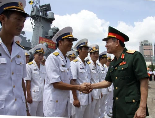 Chương trình đóng tàu 12418 bắt đầu được triển khai từ cuối năm 2009 Tháng 9-2013, chiếc thứ nhất (HQ-377) trong chương trình đóng tàu 12418 được hạ thủy thành công Sau đó, 2 tàu HQ-377 và HQ378 tiến hành bắn thử nghiệm, đạt kết quả cao Hai tàu được trang bị nhiều khí tài hiện đại Sau thời gian chạy thử nghiệm thành công, 2 tàu tên lửa được bàn giao cho Lữ đoàn 167 Các đại biểu cắt băng bàn giao tàu Quang cảnh tại lễ bàn giao tàu Cán bộ, chiến sĩ hai tàu thể hiện quyết tâm trong lễ bàn giao Cán bộ, chiến sĩ Tổng công ty Ba Son tự hào hoàn thành cặp tàu đầu tiên Chuyên gia Nga tặng kỷ niệm chương cho thuyền trưởng tàu HQ-377 Thượng tướng Trương Quang Khánh, Ủy viên Trung ương Đảng, Ủy viên Quân ủy Trung ương, Thứ trưởng Bộ Quốc phòng động viên cán bộ, chiến sĩ tàu HQ-377 và HQ-378 Chiếc thứ 3 (M3) và thứ 4(M4) trong chương trình cũng vừa được hạ thủy, dự kiến bàn giao vào quý 1 năm 2015