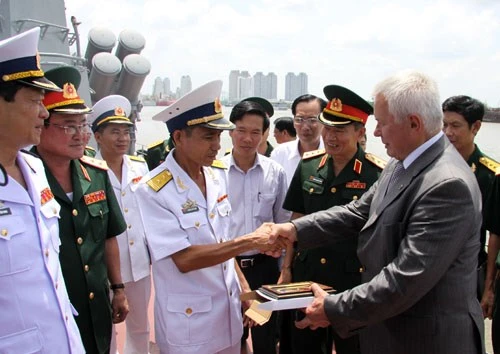 Chương trình đóng tàu 12418 bắt đầu được triển khai từ cuối năm 2009 Tháng 9-2013, chiếc thứ nhất (HQ-377) trong chương trình đóng tàu 12418 được hạ thủy thành công Sau đó, 2 tàu HQ-377 và HQ378 tiến hành bắn thử nghiệm, đạt kết quả cao Hai tàu được trang bị nhiều khí tài hiện đại Sau thời gian chạy thử nghiệm thành công, 2 tàu tên lửa được bàn giao cho Lữ đoàn 167 Các đại biểu cắt băng bàn giao tàu Quang cảnh tại lễ bàn giao tàu Cán bộ, chiến sĩ hai tàu thể hiện quyết tâm trong lễ bàn giao Cán bộ, chiến sĩ Tổng công ty Ba Son tự hào hoàn thành cặp tàu đầu tiên Chuyên gia Nga tặng kỷ niệm chương cho thuyền trưởng tàu HQ-377 Thượng tướng Trương Quang Khánh, Ủy viên Trung ương Đảng, Ủy viên Quân ủy Trung ương, Thứ trưởng Bộ Quốc phòng động viên cán bộ, chiến sĩ tàu HQ-377 và HQ-378 Chiếc thứ 3 (M3) và thứ 4(M4) trong chương trình cũng vừa được hạ thủy, dự kiến bàn giao vào quý 1 năm 2015