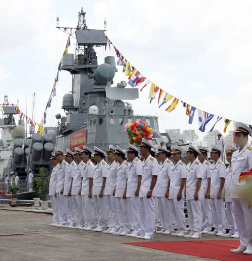 Chương trình đóng tàu 12418 bắt đầu được triển khai từ cuối năm 2009 Tháng 9-2013, chiếc thứ nhất (HQ-377) trong chương trình đóng tàu 12418 được hạ thủy thành công Sau đó, 2 tàu HQ-377 và HQ378 tiến hành bắn thử nghiệm, đạt kết quả cao Hai tàu được trang bị nhiều khí tài hiện đại Sau thời gian chạy thử nghiệm thành công, 2 tàu tên lửa được bàn giao cho Lữ đoàn 167 Các đại biểu cắt băng bàn giao tàu Quang cảnh tại lễ bàn giao tàu Cán bộ, chiến sĩ hai tàu thể hiện quyết tâm trong lễ bàn giao Cán bộ, chiến sĩ Tổng công ty Ba Son tự hào hoàn thành cặp tàu đầu tiên Chuyên gia Nga tặng kỷ niệm chương cho thuyền trưởng tàu HQ-377 Thượng tướng Trương Quang Khánh, Ủy viên Trung ương Đảng, Ủy viên Quân ủy Trung ương, Thứ trưởng Bộ Quốc phòng động viên cán bộ, chiến sĩ tàu HQ-377 và HQ-378 Chiếc thứ 3 (M3) và thứ 4(M4) trong chương trình cũng vừa được hạ thủy, dự kiến bàn giao vào quý 1 năm 2015