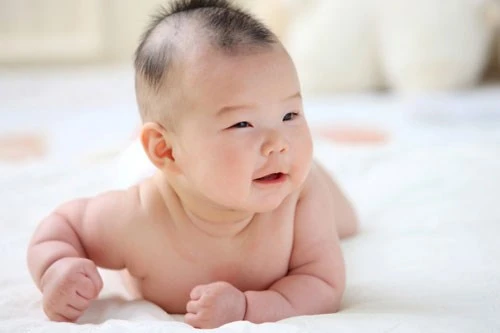 Vì sao không nên cạo trọc đầu cho trẻ? ảnh 1