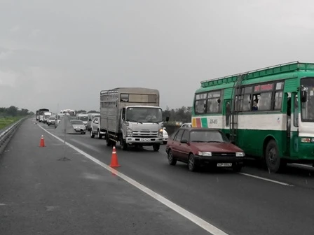 đơn vị khai thác quyền thu phí hết sức bức xúc vì việc thi công không an toàn đã làm ùn tắc giao thông trên tuyến cao tốc