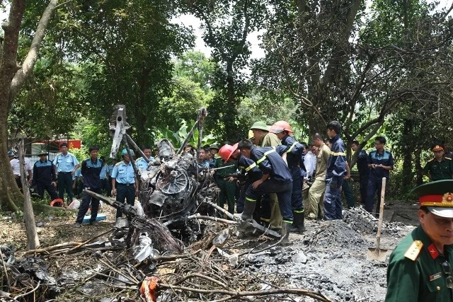 Ảnh đặc biệt tướng lĩnh quân đội thị sát hiện trường trực thăng rơi 