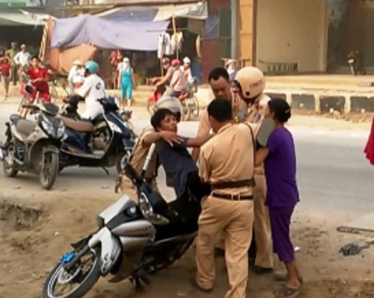 Nam thanh niên ngang ngược đang được CSGT không chế. Ảnh cắt từ clip